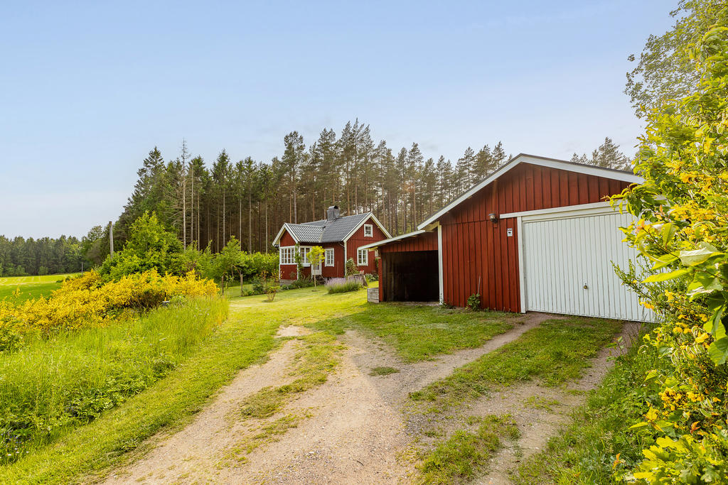 Praktiskt garage och mindre carport