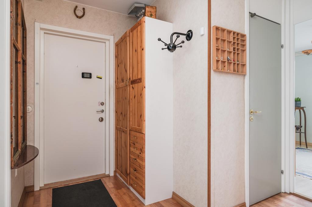 Entré till vänster och klädkammare till höger