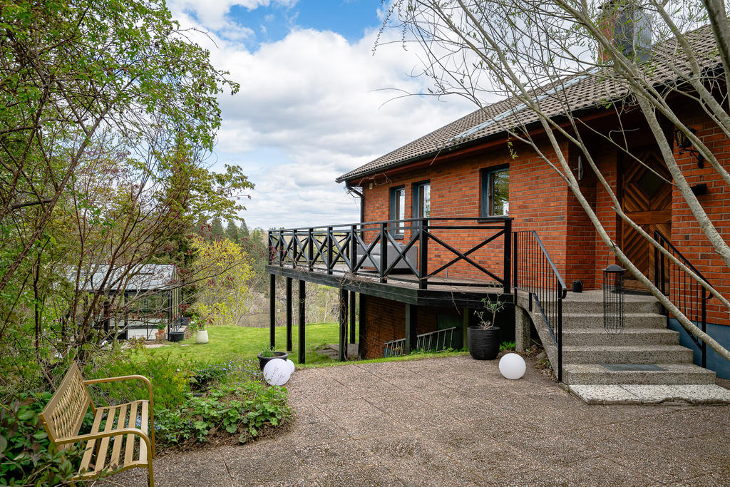 Entrén till huset och terrassen