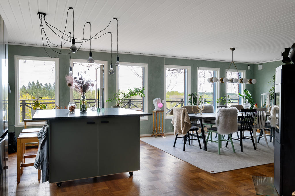 Köksö och matplats med utgång till terrassen