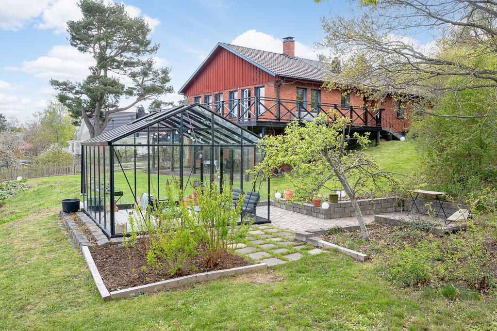 Växthus och del av husets terrass