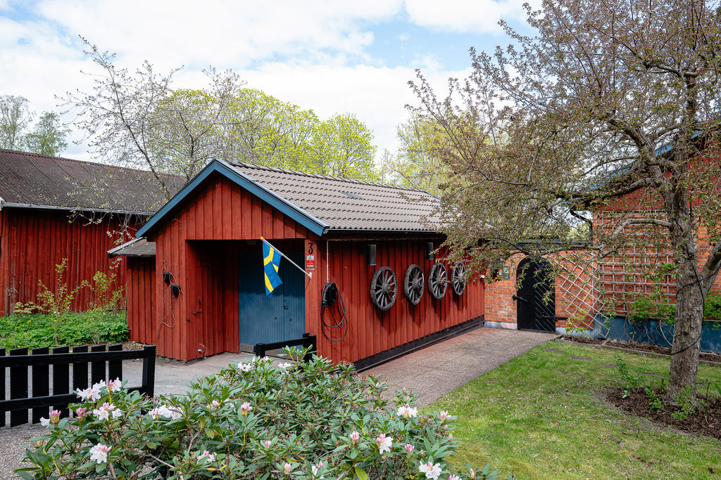 Vy från Fjällgatan, garage till vänster och den unika entrén in till tomten