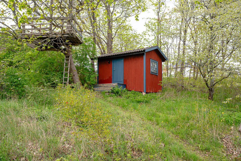 Trädgårdsförråd och trädkoja