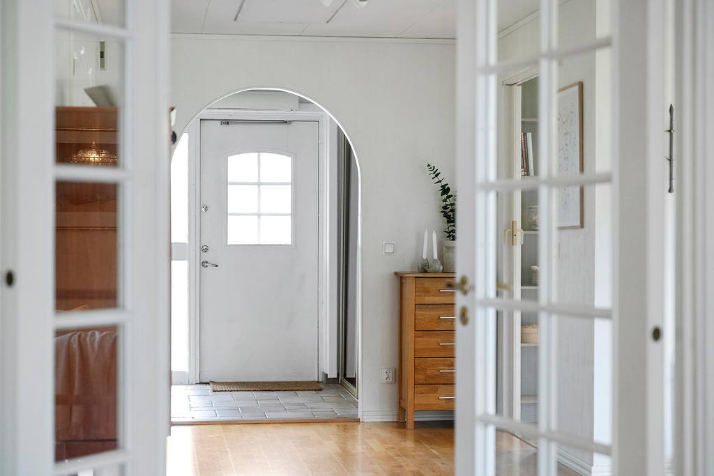 Entré / Hall. I entrén finns dubbelgarderober för praktisk avhängning. 
