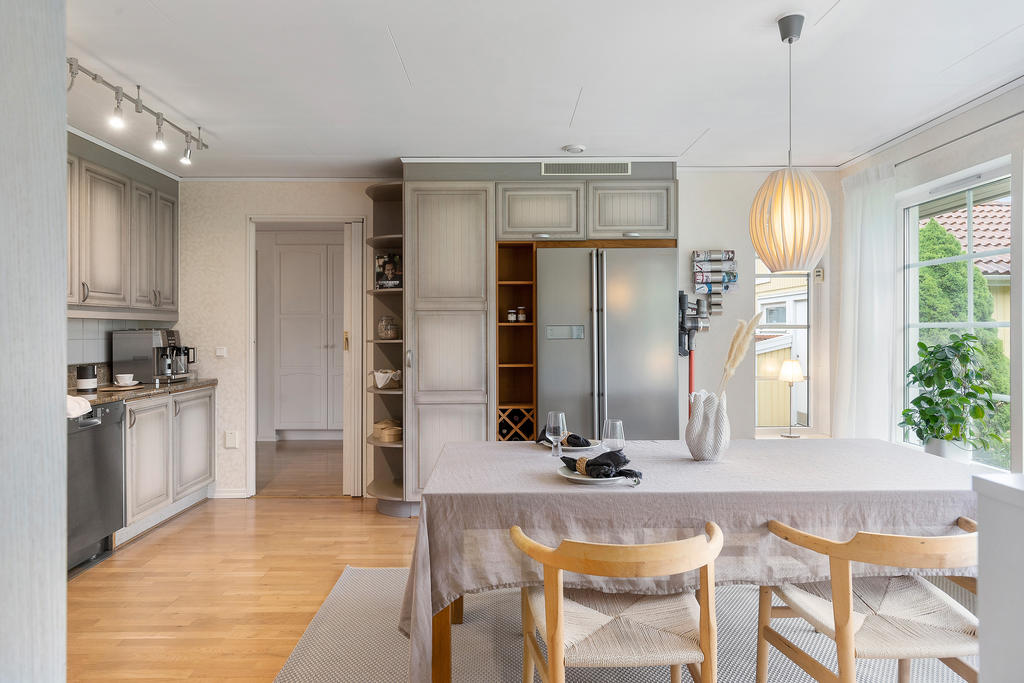 Den stora matplatsen i köket tillsammans ger plats åt många och här slipper man trängas under matlagningen.