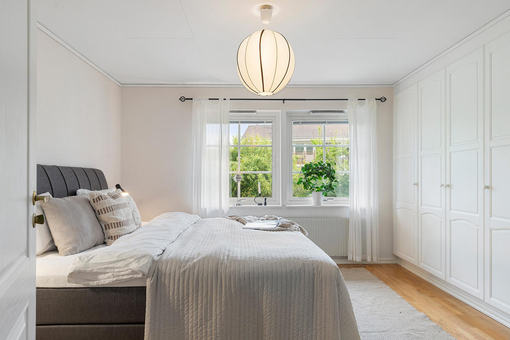 Master bedroom med fantastisk förvaring i platsbyggda garderober. 