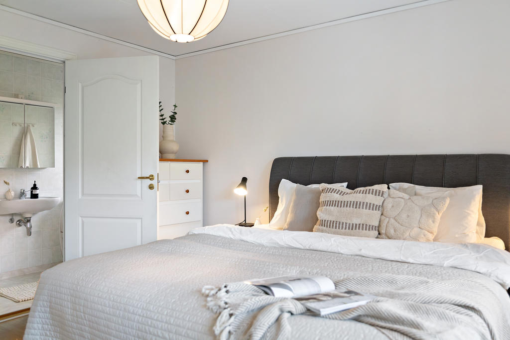 Master bedroom med badrum in-suite. 