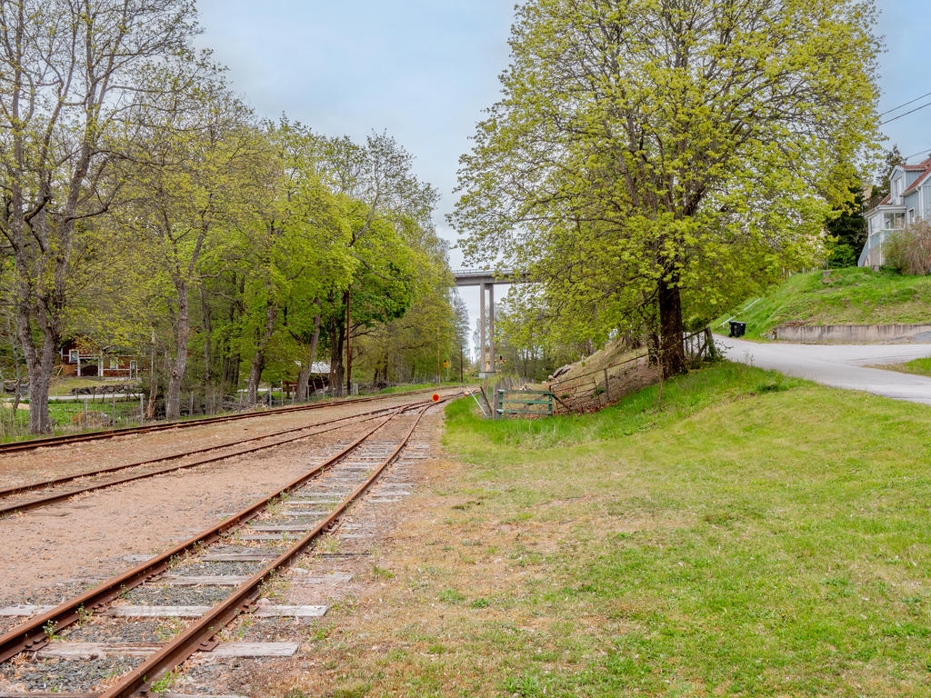 Den smalspåriga järnvägen med stationshus i Verkebäck