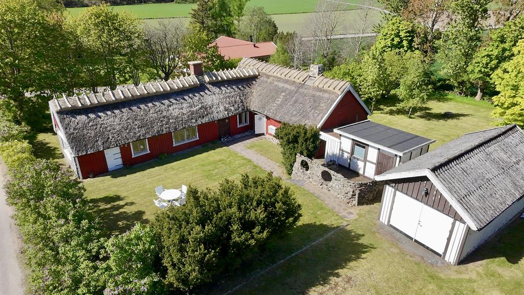 Huvudbyggnad, bastuhus samt garage