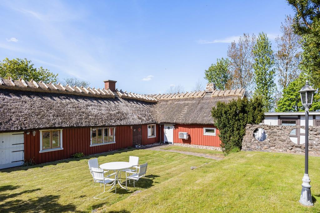 Trädgården på husets entrésida är i två etage