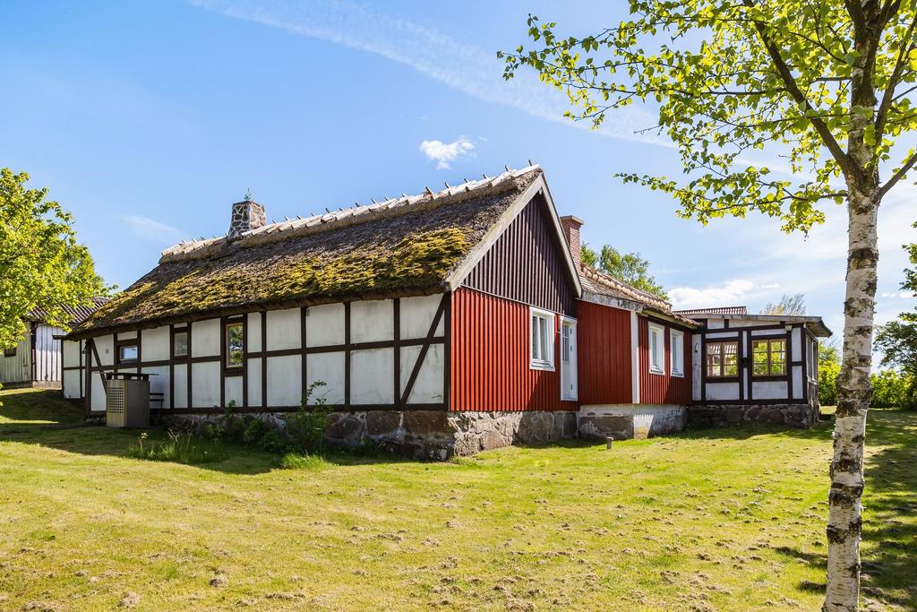 Denna sida är inte ombyggd till rödfärgad, stående fasadpanel. Ägaren har förberett för att komma ut på en framtida altan på denna sidan. 