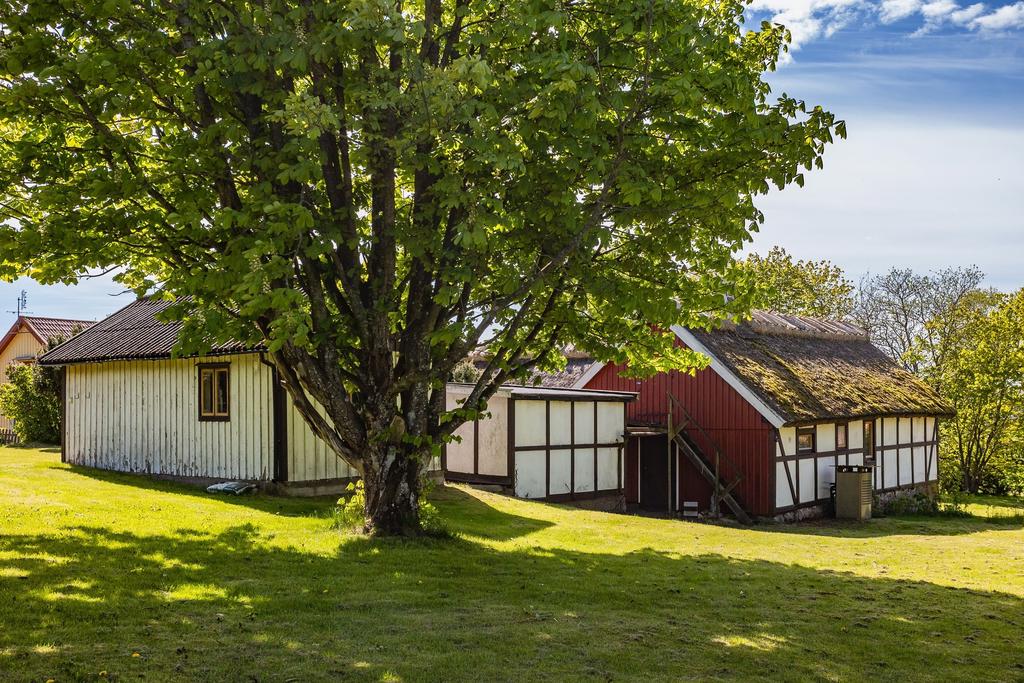Baksidan av garage och boningshus