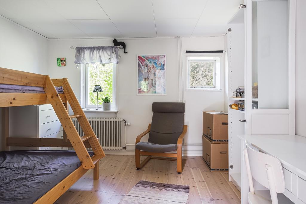 Sovrum med plankgolv