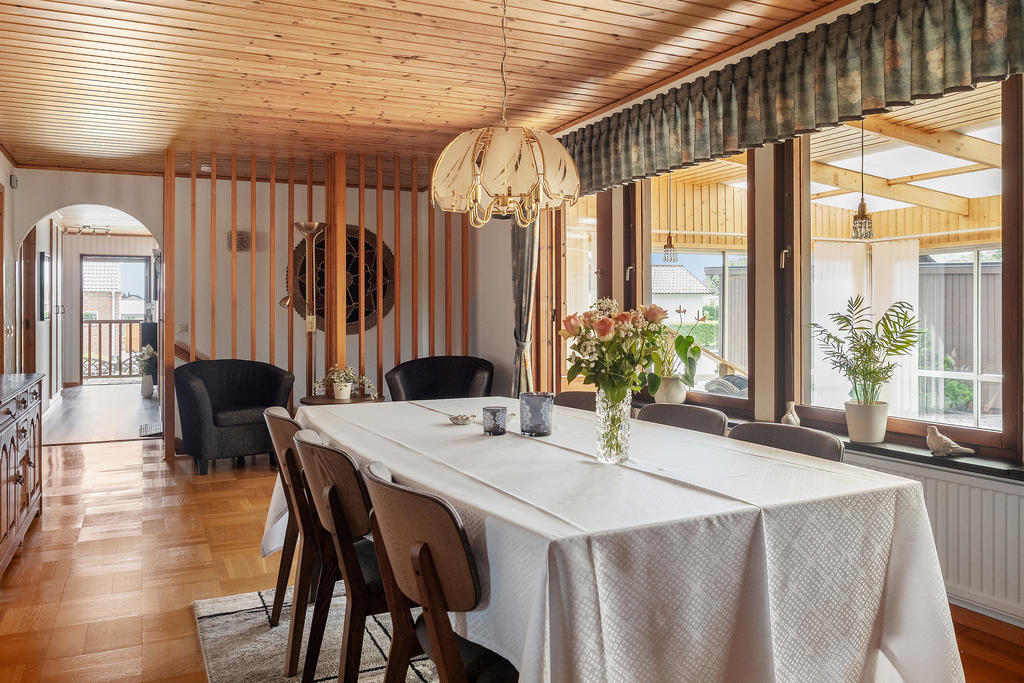 Med utgång till uterum och gott om plats för matbordet