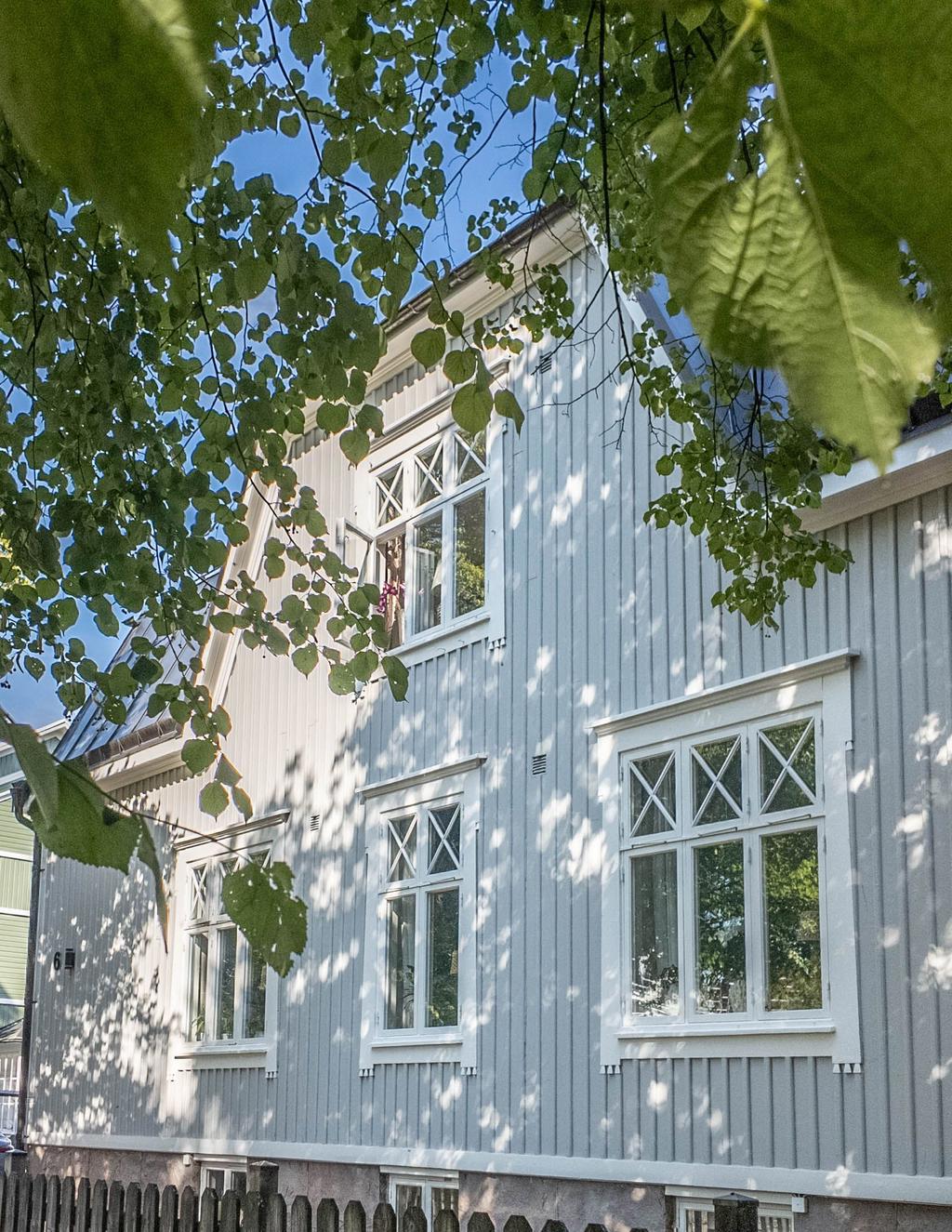 Fasadbild med de vackra spröjsade fönsterna. 