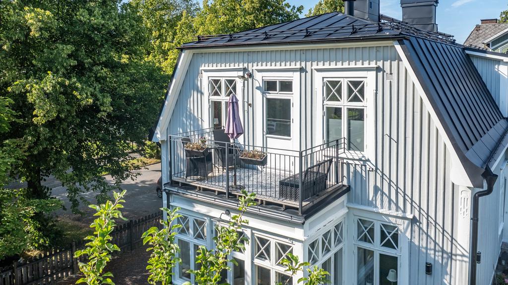 Glasveranda med balkong ovanpå