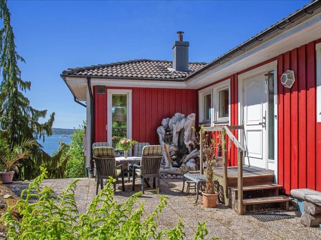 Solig uteplats på entréplan med havsutsikt
