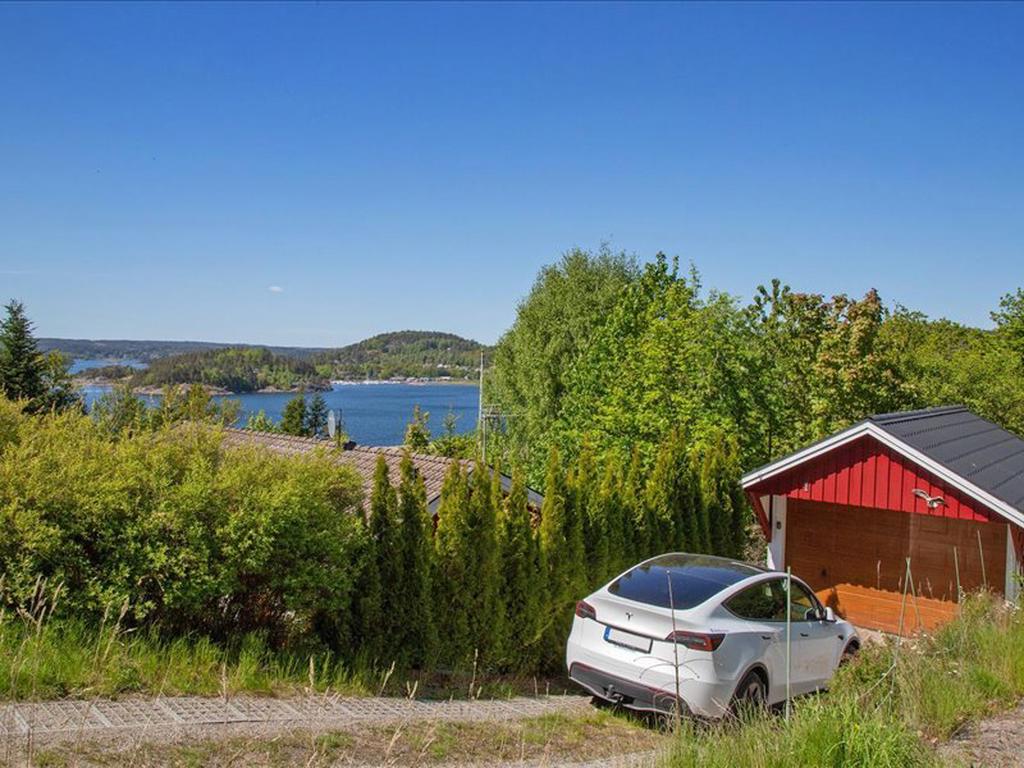 Plats för flera bilar utanför garaget