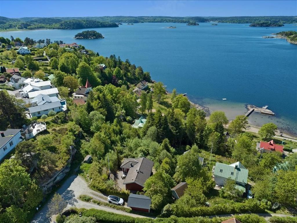 Vägen både till höger och vänster om fastigheten leder er till fots rakt ner till Kungsparkens badplats