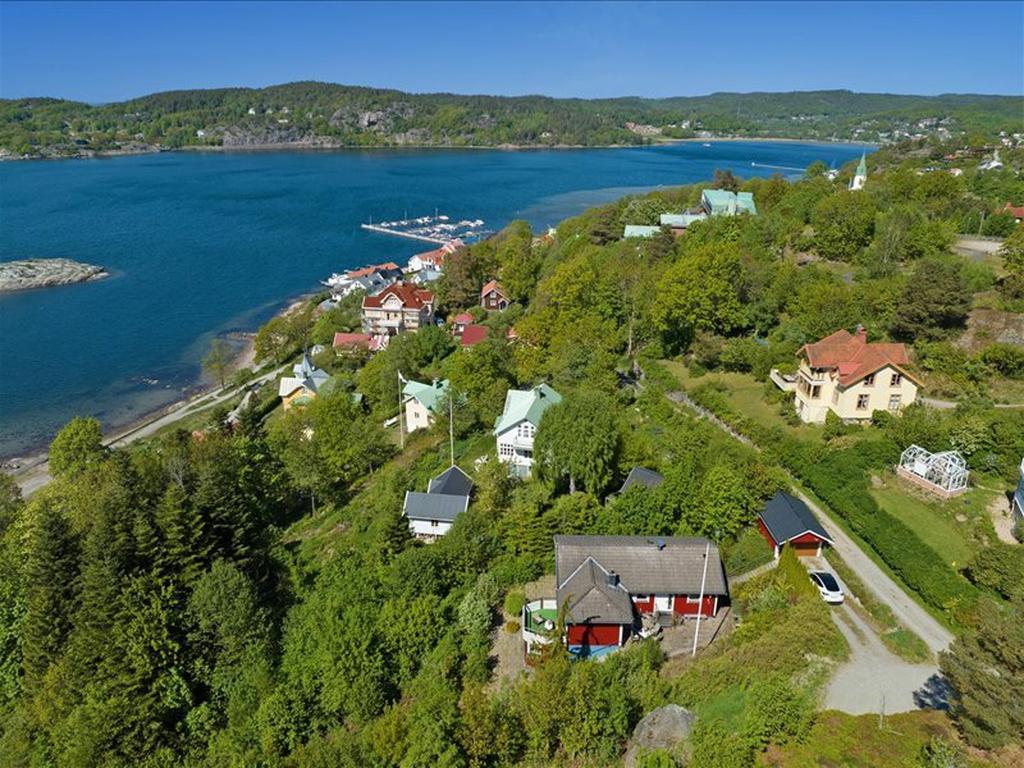 En promenad på ca tre minuter tar er till badplatsen