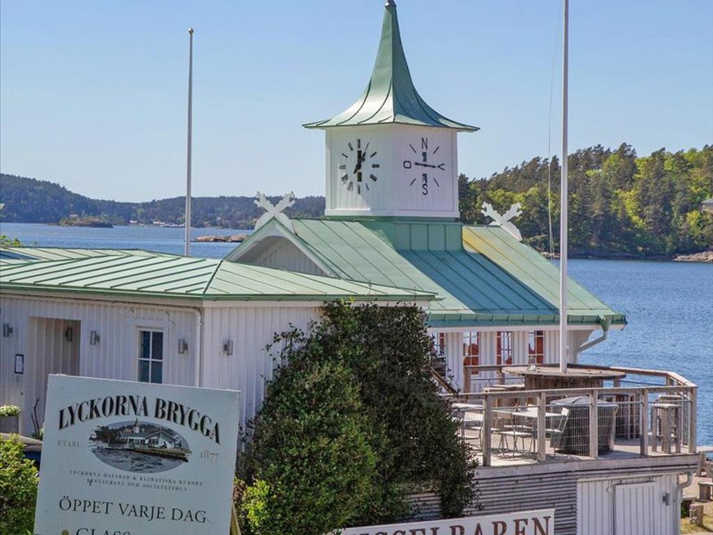 Lyckorna brygga och Musselbaren når ni på bara en kort promenad från huset