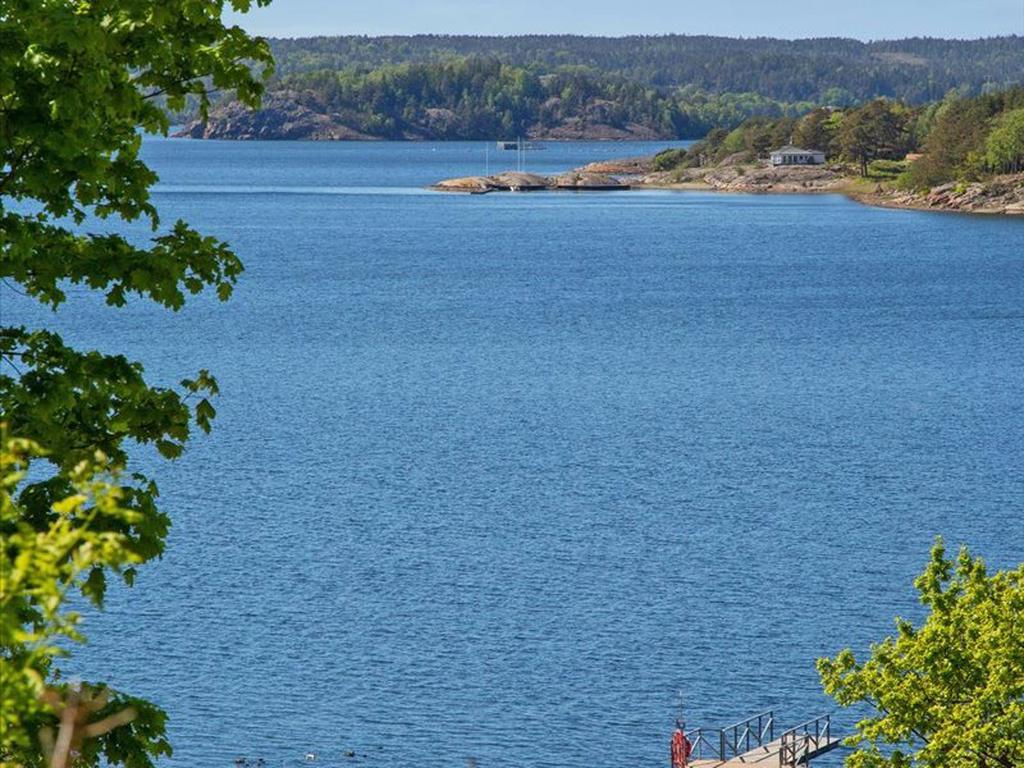 Utsikt påväg ner till Kungsparkens badplats
