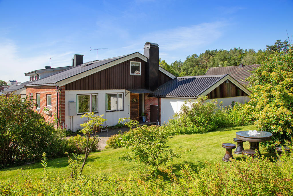 Praktiskt vidbyggt garage