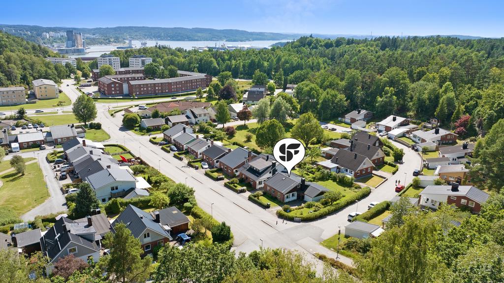Här bor ni familjevänligt och nära till det mesta mittemellan omtyckta Fasseröd och Kurveröd. Med knappt 300 meters avstånd finns både förskola och Sandersdalsskolan för årskurs F-3 och i närheten finns även grundskolor.