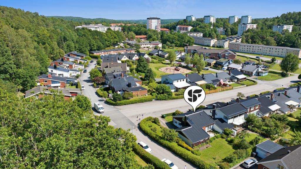 Till Skogslyckans centrum är det promenadavstånd som erbjuder närservice såsom matbutiken Coop Konsum, postombud, vårdcentral och pizzeria. Samtidigt har ni nära till fantastiskt fina motionsslingor och Sandersdalar med b.la det populära Egonspåret.