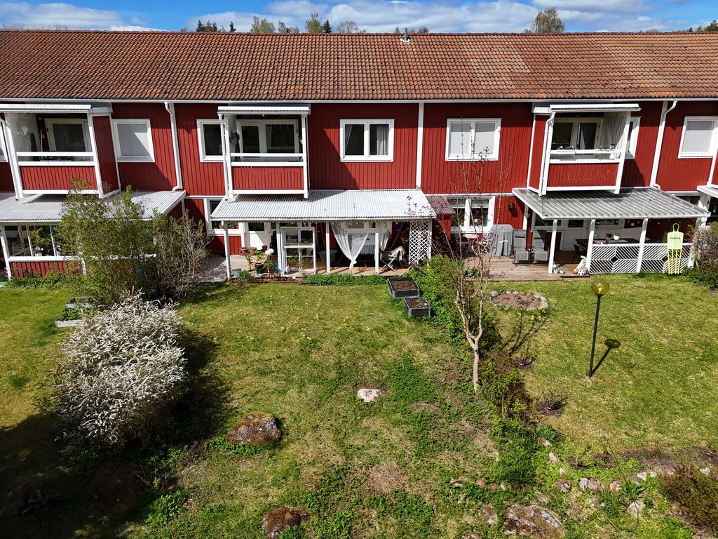 Baksidan med utsikt mot skogen och trevligt solläge på balkongen. 