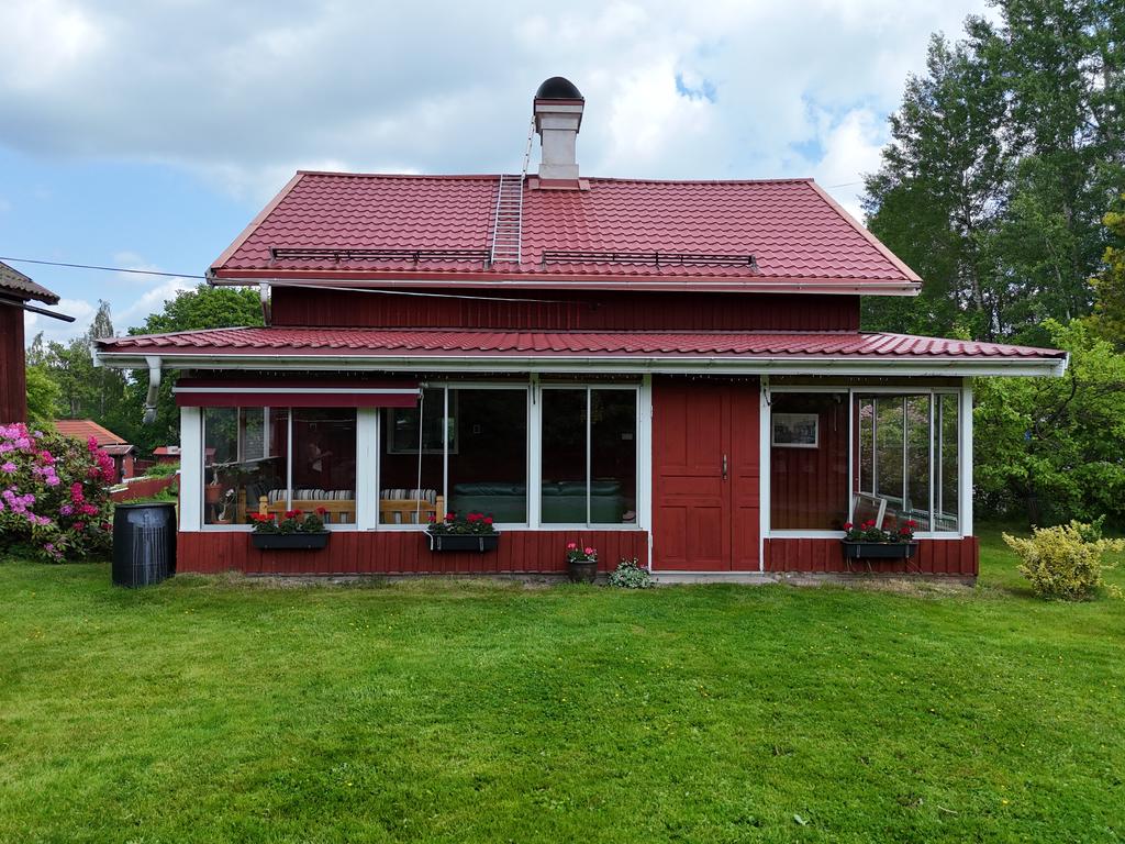 Husets inglasade altan tillbyggdes 2015.
