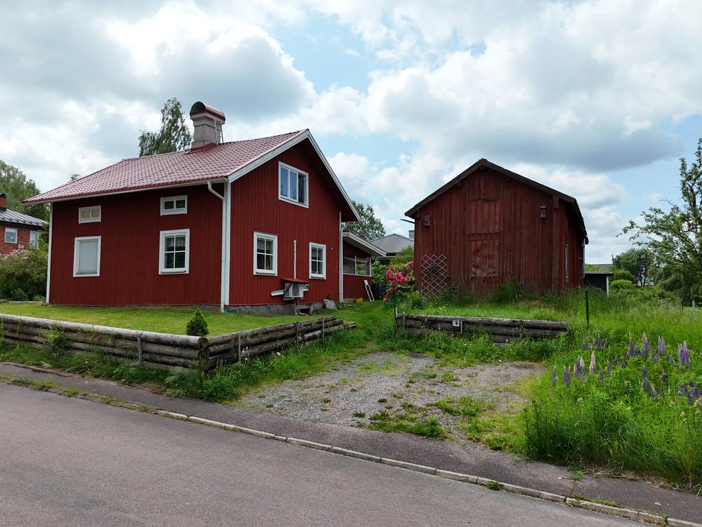 Huset har en parkering på baksidan samt en infart på framsidan. 