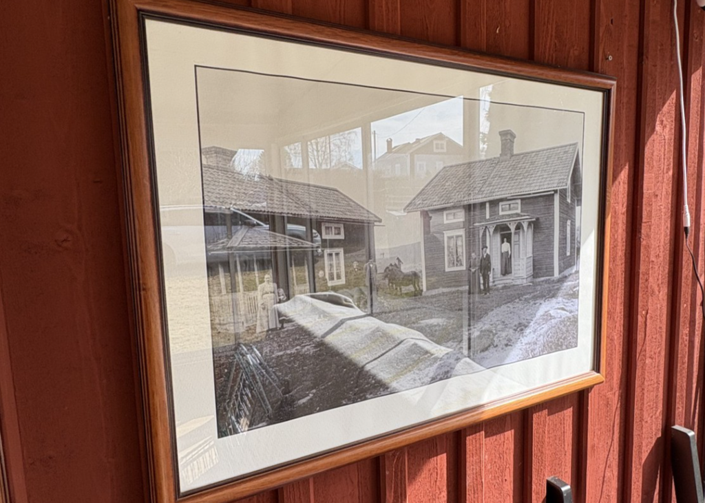 Gammal gårdsbild, huset uppfördes sent 1800-tal. 