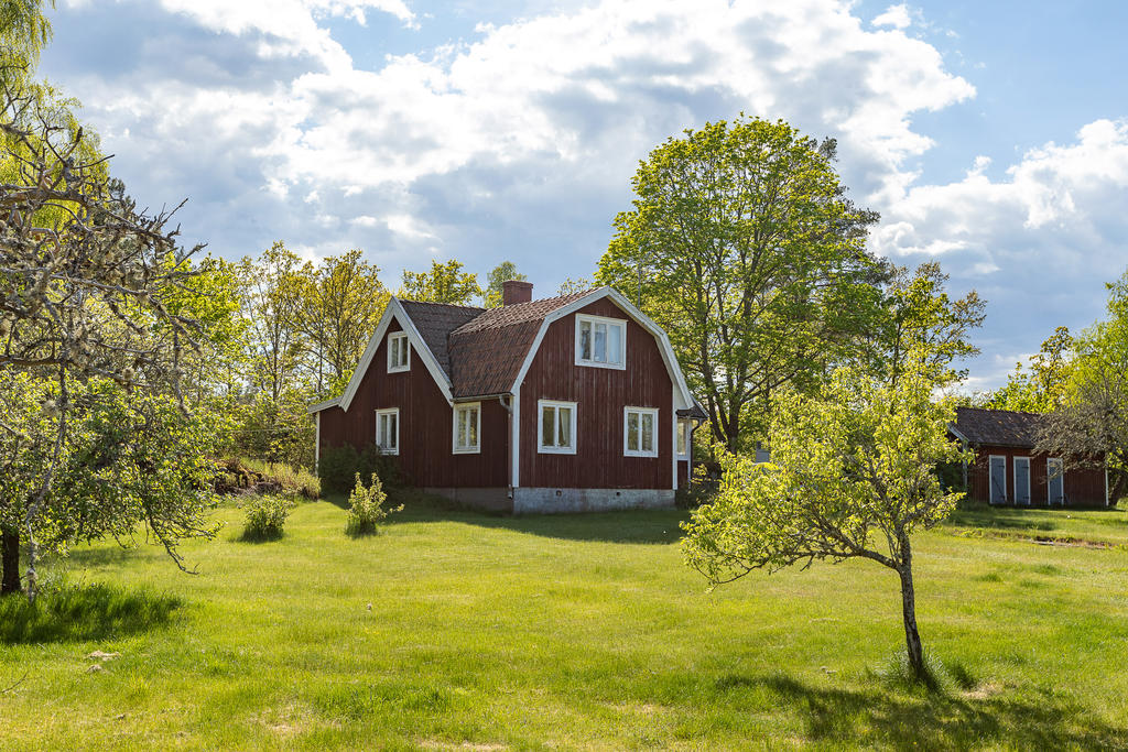 Det charmiga röda huset med vita knutar 