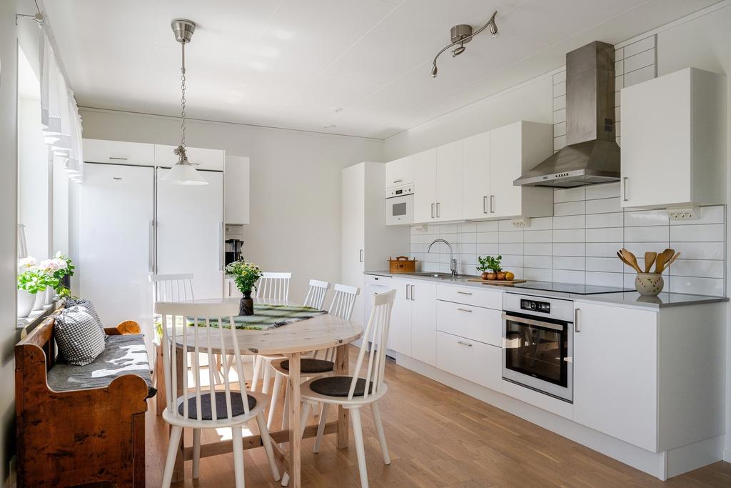 Gott om skåpsförvaring i köket, och plats för stort bord.