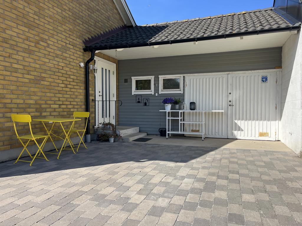 Härlig uppgfart med morgonsol och garage/förråd