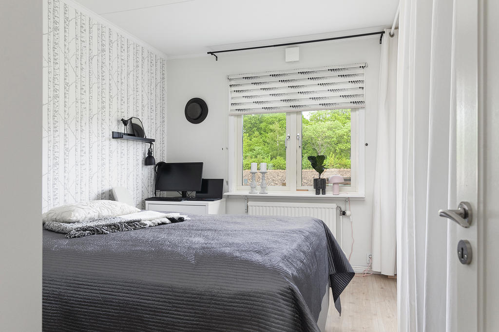 Rejält sovrum med garderobsvägg