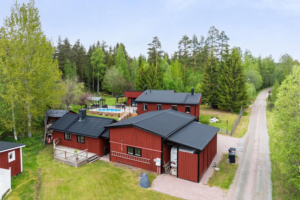 Längs grusvägen i byn har man ett privat kringbyggt läge