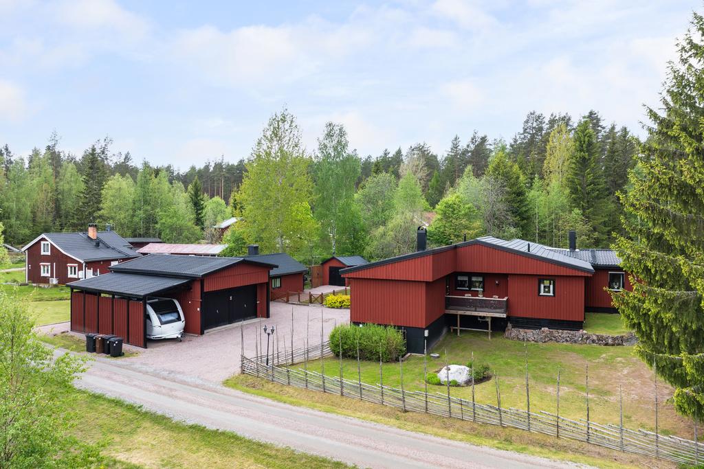 Dubbelgarage med carport för husvagn