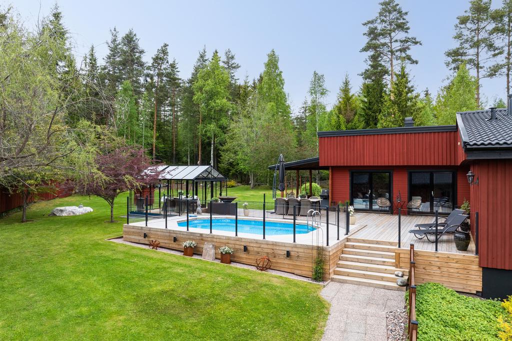 Pool, med trädäck runt om så slipper man gräs i bostaden efter ett dopp
