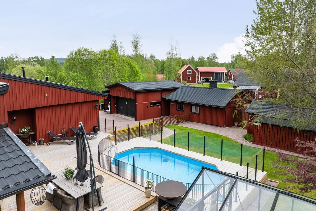 Gästhuset på tomten har privat ingång intill garaget