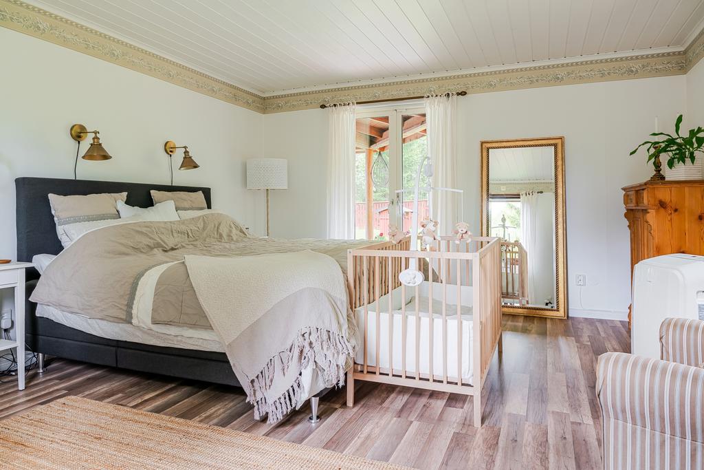 Master bedroom på övre plan är stort och har utgång till altanen