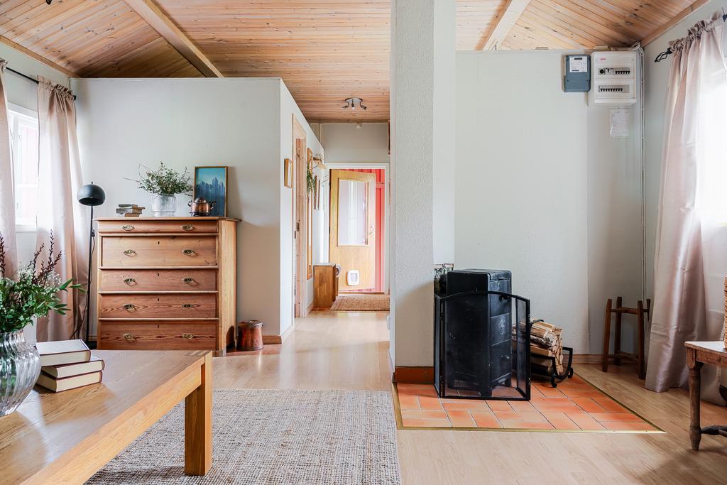 Gästhuset har en värmande kamin