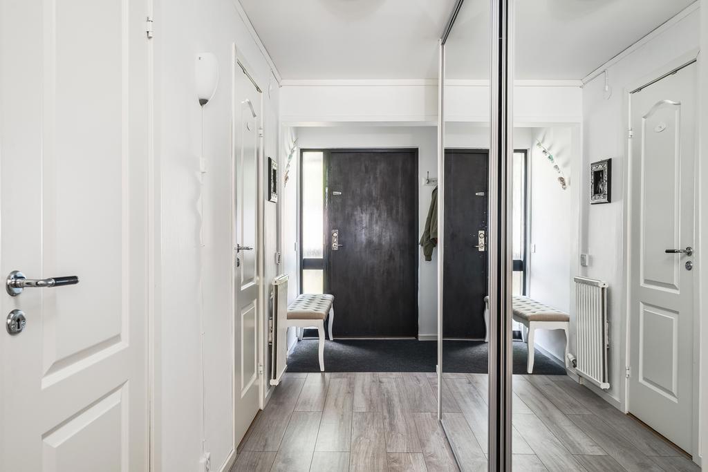 Hall med skjutdörrsgarderob