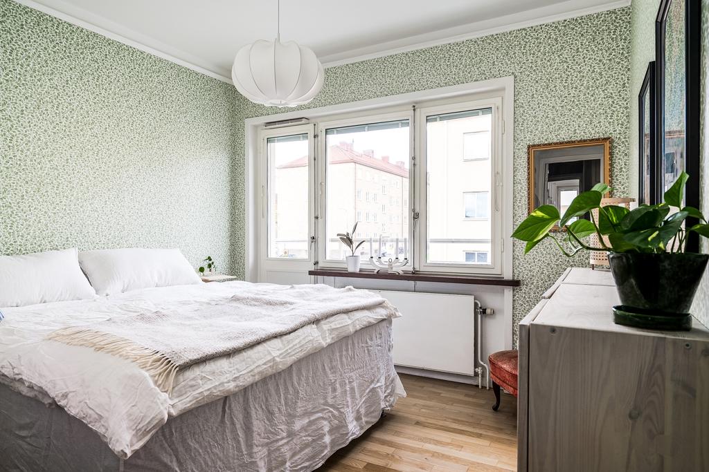 Sovrum med vacker tapet och utgång  till balkong