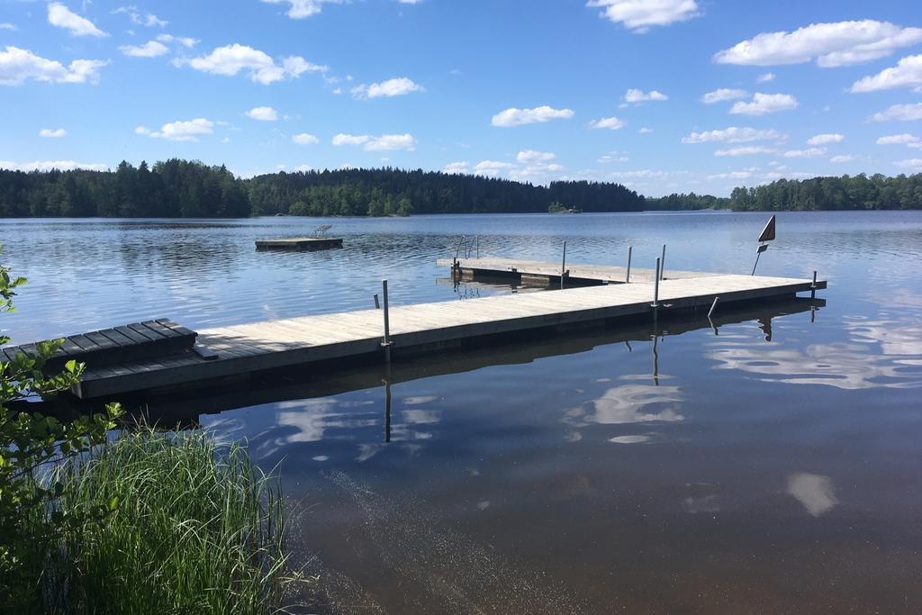 Brygga och flotte vid stora badet