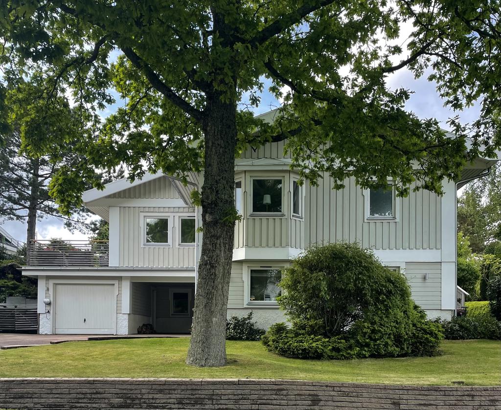 Huset sett från Dalbergavägen (säljarens bild)