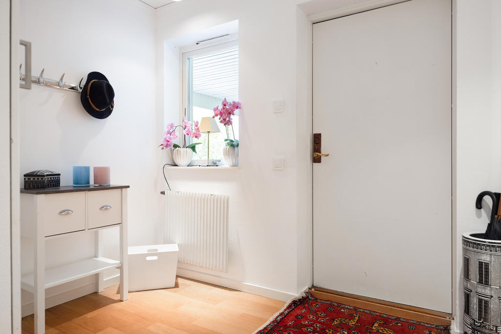 Praktisk entré på nedre plan, skyddad under tak och i direkt anslutning till parkering och garage