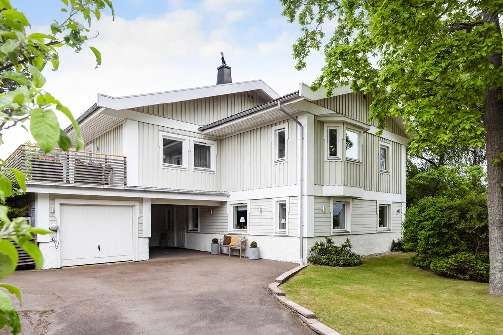 Bra plats åt parkering i både garage och på stor uppfart