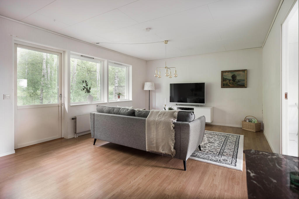Vardagsrum med utgång till altan